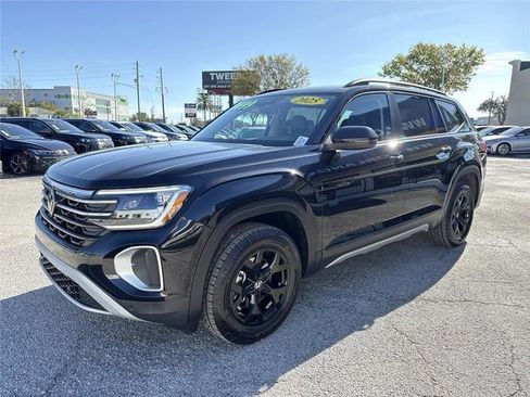 Used 2025 Volkswagen Atlas Peak Edition SE image 8