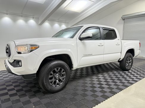Used 2021 Toyota Tacoma SR5 w/ Technology Package image 3