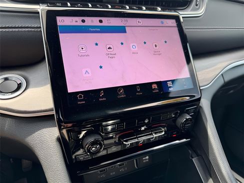 New 2025 Jeep Grand Cherokee Limited w/ Black Appearance Package image 31