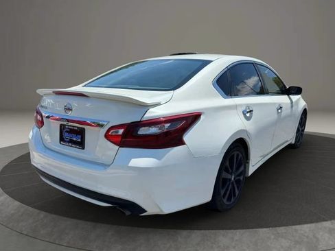 Used 2017 Nissan Altima 2.5 SR w/ Midnight Edition Package FWD image 5