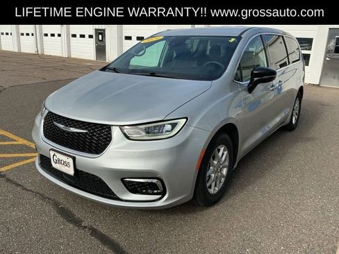 Used 2024 Chrysler Pacifica Touring-L FWD image 4