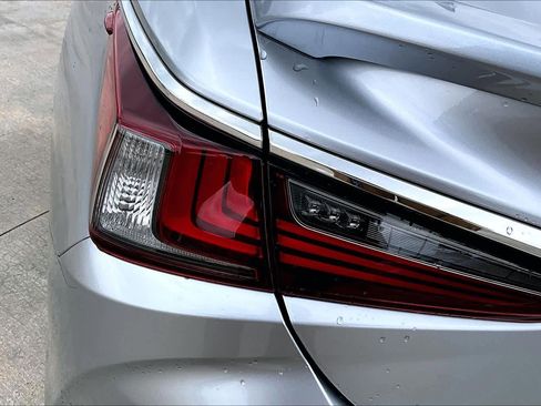 Used 2025 Lexus ES 300h w/ Premium Package image 29