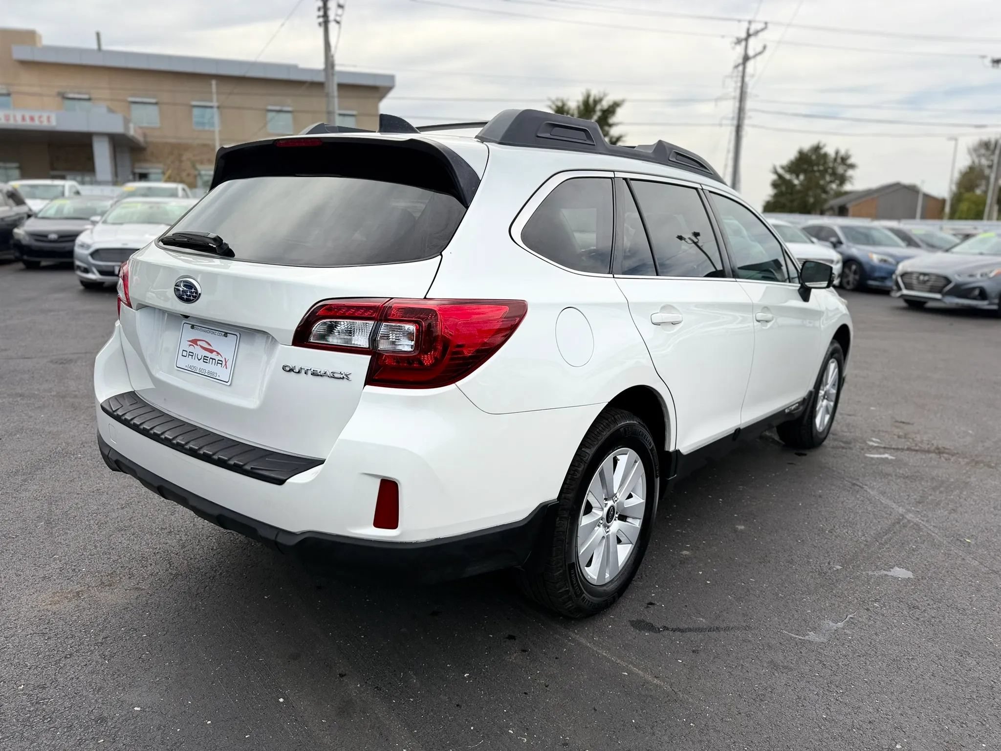Used 2016 Subaru Outback 2.5i Premium AWD/4WD image 3