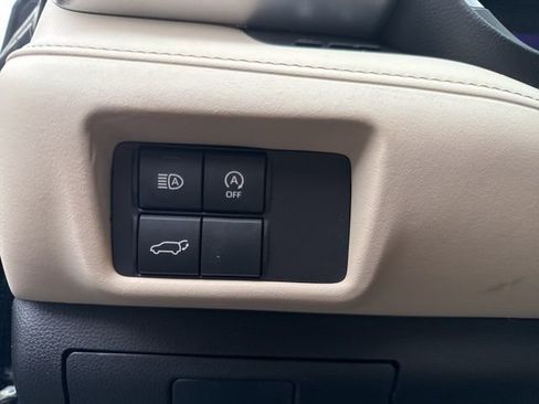 Used 2024 Toyota Highlander XLE image 16