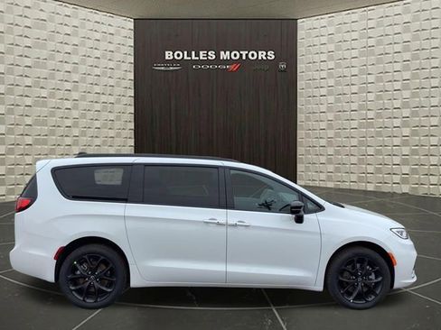 New 2026 Chrysler Pacifica Select image 1