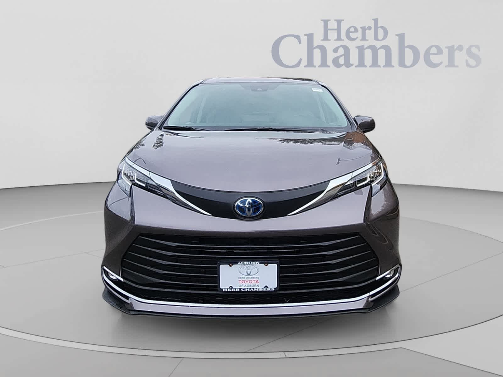 Used 2022 Toyota Sienna XLE AWD/4WD image 2