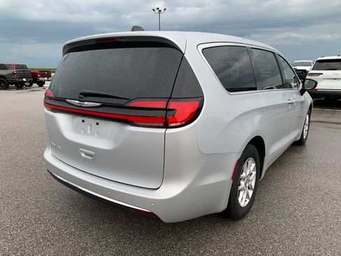 Used 2024 Chrysler Pacifica Touring-L FWD image 8