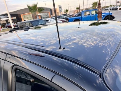 Used 2025 Nissan Frontier SV image 8