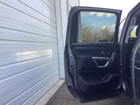 Used 2024 Nissan Titan SV image 31