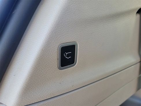 Used 2023 Chrysler Pacifica Touring-L image 10