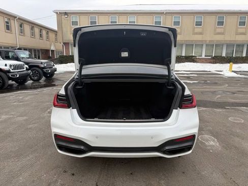 Used 2022 BMW 750i xDrive w/ Autobahn Package image 11