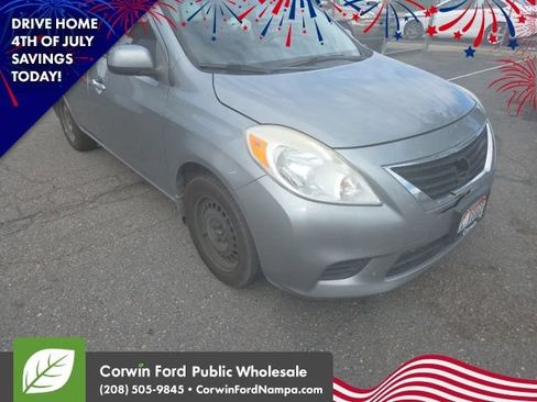 Used 2013 Nissan Versa SV FWD image 5