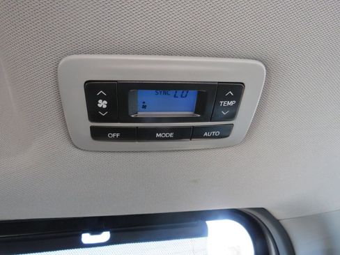 Used 2018 Toyota Sienna XLE FWD image 32