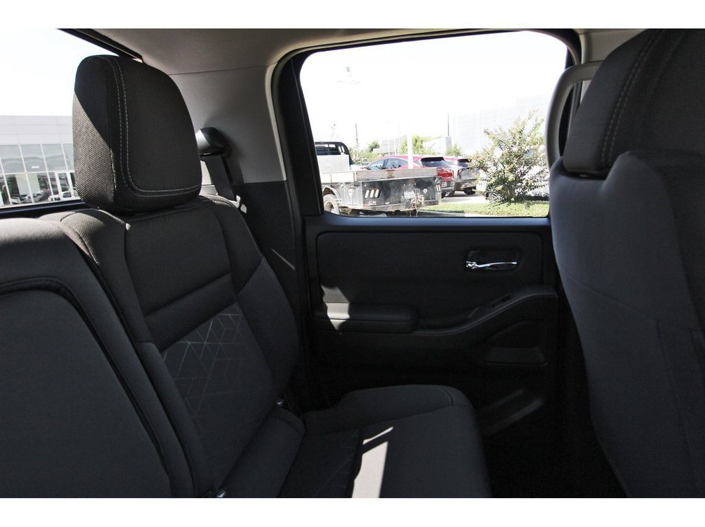 Used 2025 Nissan Frontier SV w/ SV Convenience Package RWD image 13