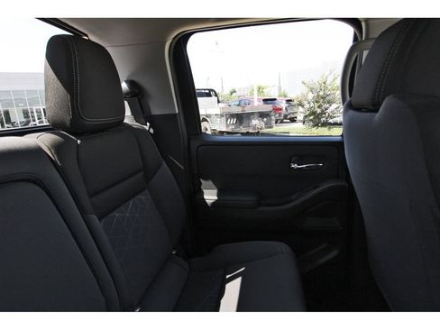 Used 2025 Nissan Frontier SV w/ SV Convenience Package RWD image 13