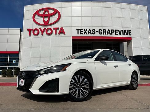 Used 2025 Nissan Altima 2.5 SV image 2