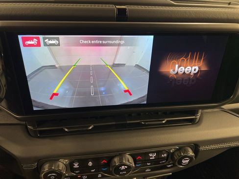 Used 2025 Jeep Wrangler Sahara image 12