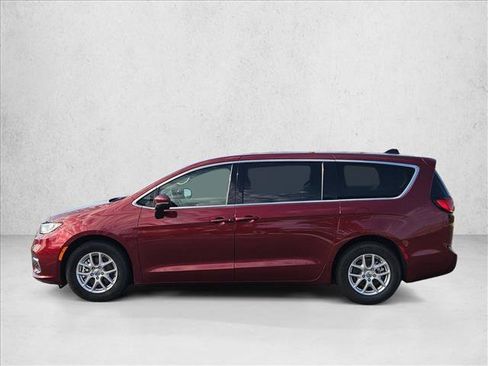 Used 2023 Chrysler Pacifica Touring-L FWD image 9