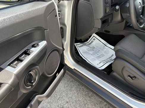 Used 2008 Jeep Commander Sport image 17