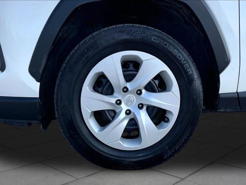 Used 2019 Toyota RAV4 LE FWD image 11