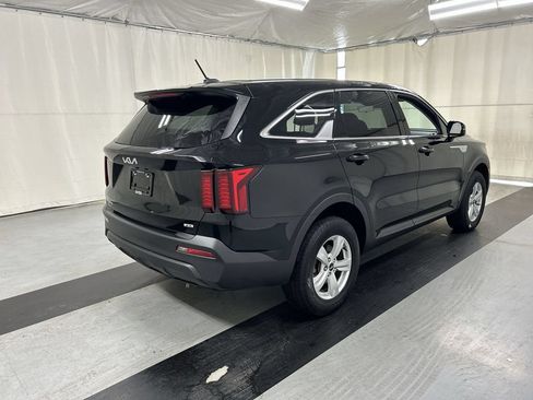 Certified 2023 Kia Sorento LX AWD/4WD image 2