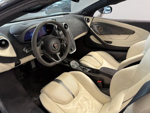 Used 2018 McLaren 570S Spider image 8