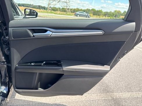 Used 2016 Ford Fusion SE FWD image 16