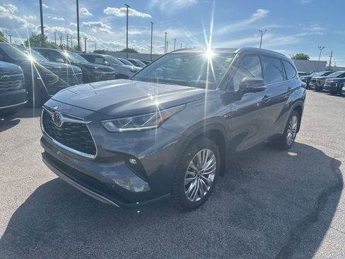 Used 2024 Toyota Highlander Platinum FWD image 7