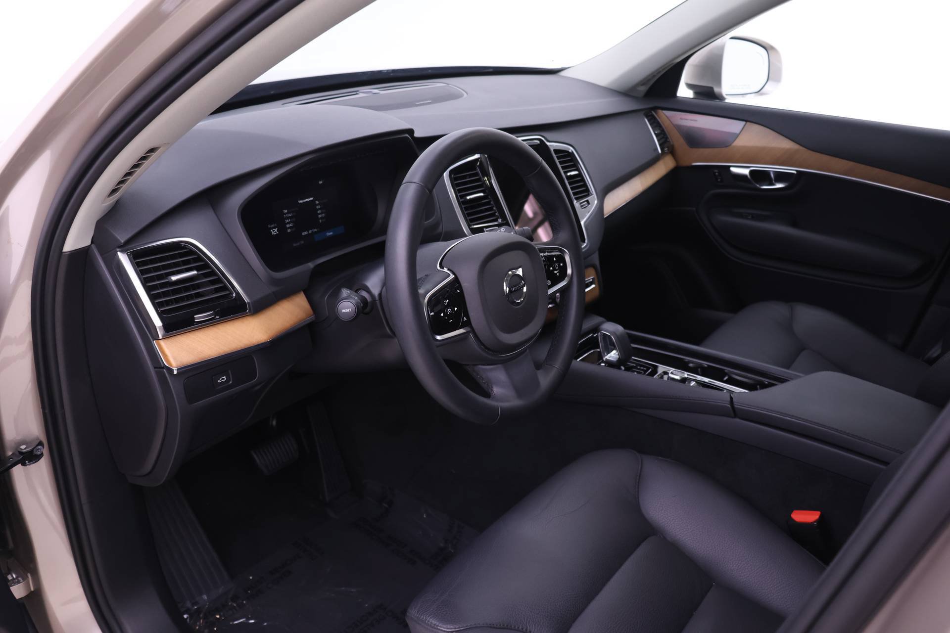 Certified 2024 Volvo XC90 B6 Plus AWD/4WD image 6