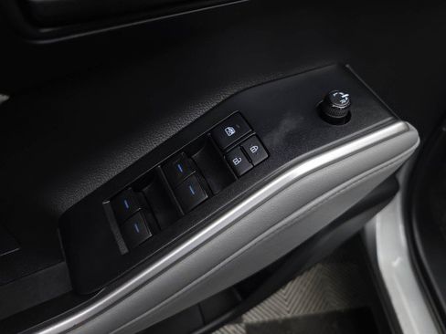 Used 2021 Toyota Highlander LE FWD image 31