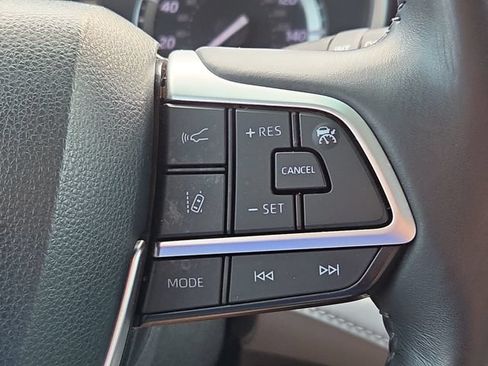 Used 2022 Toyota Highlander XLE FWD image 27