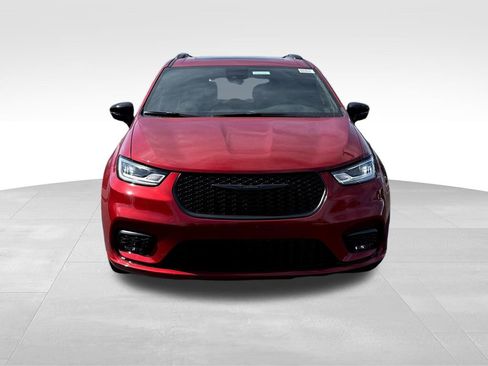 New 2026 Chrysler Pacifica Limited w/ Uconnect Theater Family Group image 2