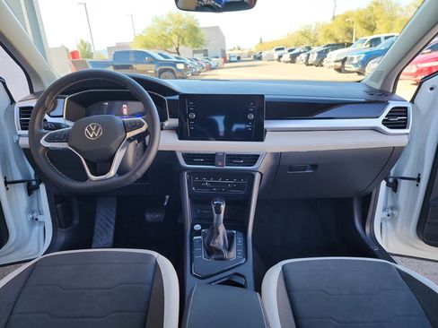 Certified 2025 Volkswagen Taos SE w/ Black Wheel Package image 20