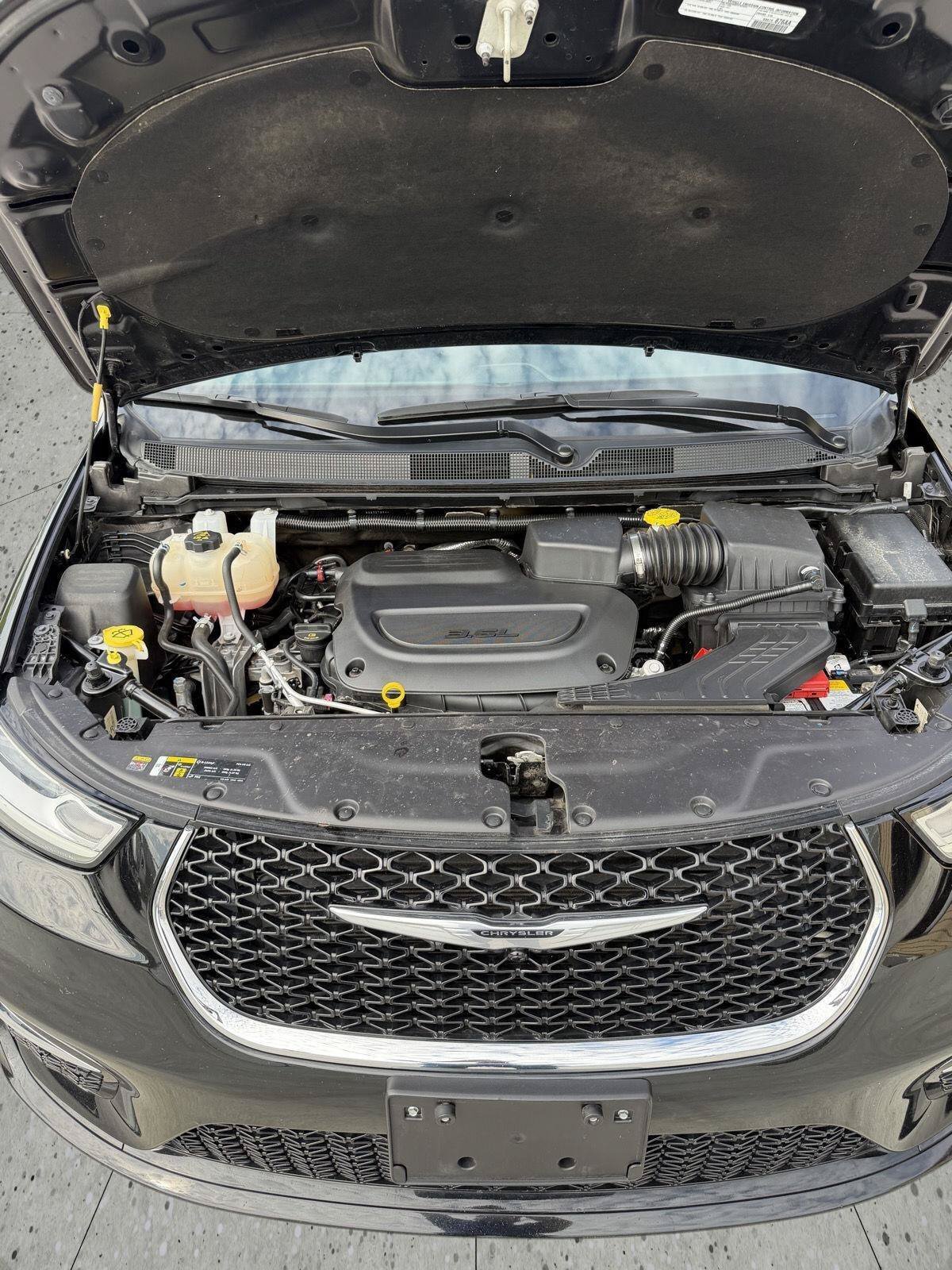 Used 2025 Chrysler Pacifica Select FWD image 9