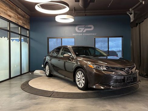 Used 2018 Toyota Camry LE FWD image 1