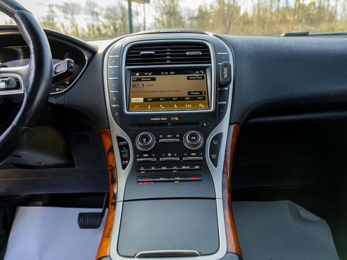 Used 2019 Lincoln Nautilus Select image 32