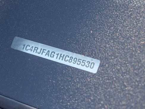 Used 2017 Jeep Grand Cherokee Altitude image 9