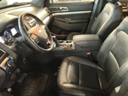 Used 2017 Ford Explorer XLT w/ Equipment Group 202A AWD/4WD image 13
