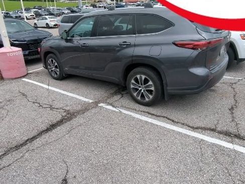 Used 2022 Toyota Highlander XLE AWD/4WD image 1