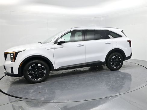 Certified 2025 Kia Sorento S image 4