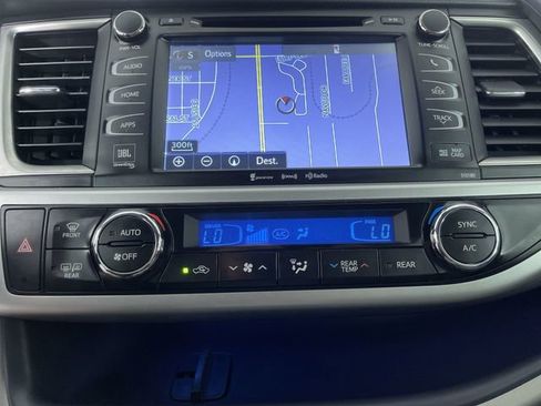 Used 2017 Toyota Highlander Limited image 24