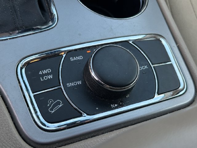 Used 2021 Jeep Grand Cherokee Laredo AWD/4WD image 18