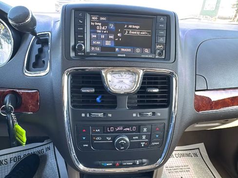 Used 2016 Chrysler Town & Country Touring FWD image 11