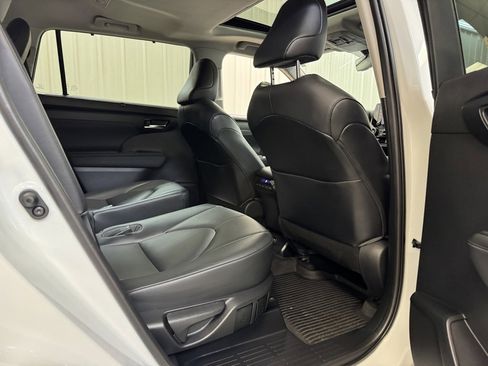 Used 2020 Toyota Highlander XLE image 25