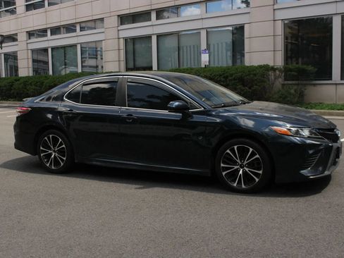 Used 2019 Toyota Camry SE FWD image 4
