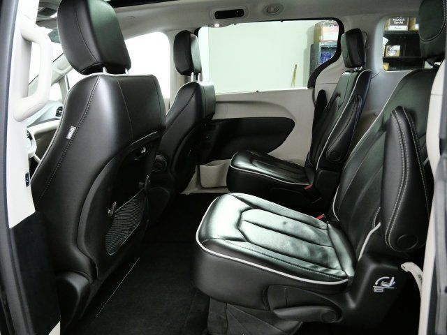 Used 2023 Chrysler Pacifica Limited FWD image 13