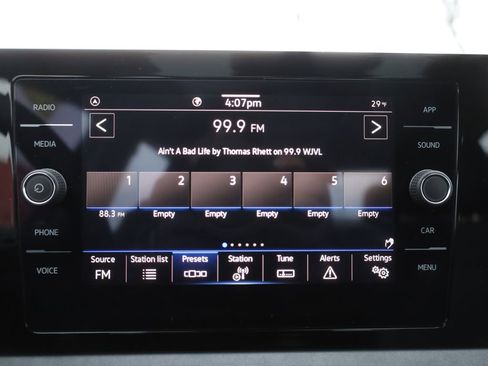 Used 2025 Volkswagen Jetta SE w/ Sunroof Package image 31