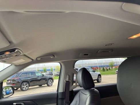 Used 2025 Kia Carnival FWD image 14