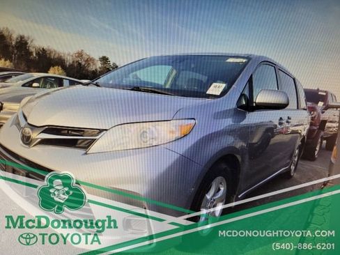 Used 2018 Toyota Sienna LE image 1