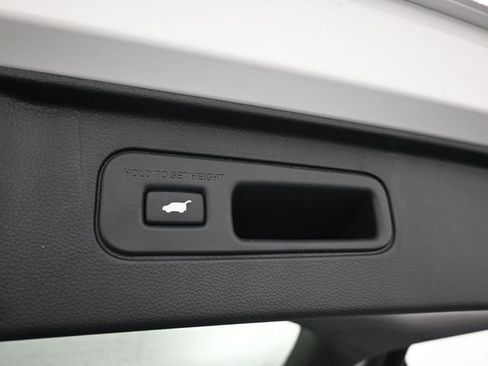 New 2025 Honda Pilot Touring image 2